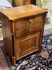 Kleine Kommode mit Säulen