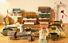 Konvolut Spur 0 Eisenbahn Bing Doll Wagons Signal Laterne Häuschen Lok Blech etc
