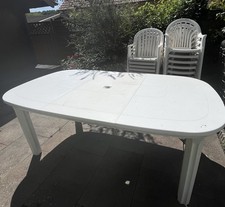 Gartenmöbel Kunststoff Weiss Garnitur. Tisch und 14 Stühle