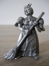 Zinnfigur „Putzfrau“ aus der Serie alte Berufe, ca. 7 cm hoch, gestempelt