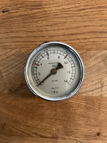 Manometer mit gehäuse - gehäuse,