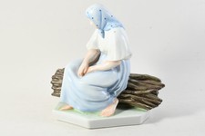 C25U53- Zsolnay Pecs Porzellan Figur Reisigleserin signiert Sinko
