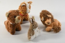 C26N55- 4 Steiff Stofftiere mit Knopf teils Fahne ua Löwe Kaninchen 