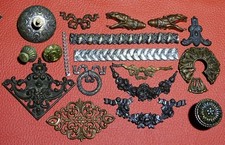 Antik Set 18 Metallbeschläge Applikationen Design Teile Zierteile 
