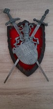 Mittelalterliches Wappenschild mit Schwertern auf Holz  Deko