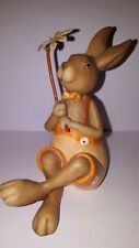 Hase Osterhase bemalter Kunststein mit Metall - Blume 11 x 9 cm sitzend Vintage 