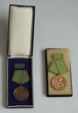 NVA Medaillen für  vorbildlichen Grenzdienst im Etui, 50er Jahre u. 80er Jahre.
