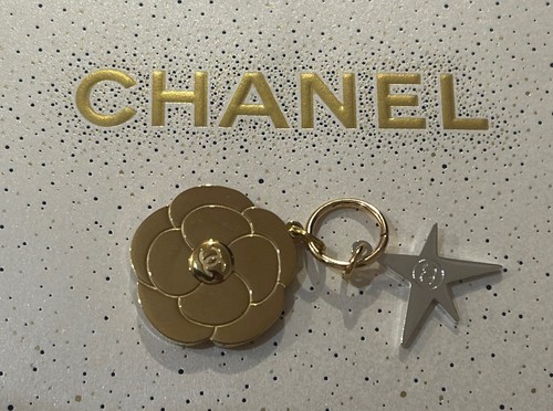 Chanel camelia charm und - chanel,
