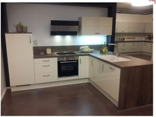 L Einbauküche Magnolienweiss Hochglanz /Caminhavanneiche weiss mit Einbaugeräten