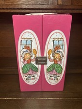 Puppenkoffer für Barbie Größe – Schrankkoffer Vintage Stil für Modepuppen