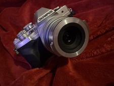 Olympus OM-D E-M10 MKIV + M.Zuiko 14–42mm EZ– guter Zustand–OVP & Zubehörpaket