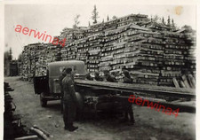 Deutsche Soldaten mit LKW Chevrolet Sattelzug Holzlager Salla Lappland Finnland