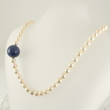 Auffallendes Perlencollier 62