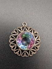 Vintage Anhänger mit schönem Rheinkiesel – irisierender Stein, filigrane Fassung