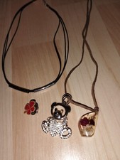 2 Halsketten Teddyanhänger Modeschmuck Modekette Kette Pin Anstecker Mädchen