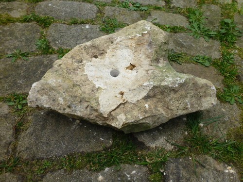 Quellstein brunnenstein mit - brunnenstein,