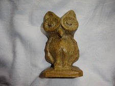 Eule auf Sockel,  Holz, 16 cm hoch, 8 cm breit, Handarbeit, -Nachlaß-