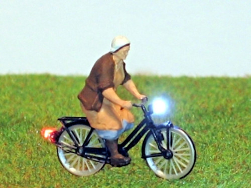 B0306 bäuerin auf fahrrad - b0306,