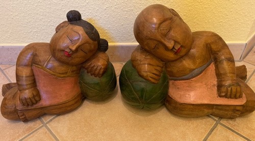 Holzfiguren auf melonen ruhend - auf,