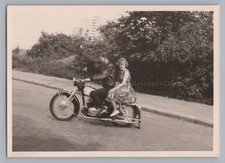 Motorrad Paar - An der Spree