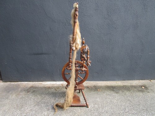 Antikes spinnrad aus holz - antikes,
