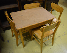 2 Kinderstühle +Tisch  von