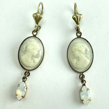 Aus dem Strass-Palast, Gemmen-Ohrringe Weiße Kamee  mit Mondstein im Jugendstil