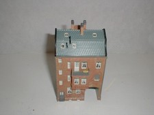 Modelleisenbahn HO, Reihenhaus mit Torbogen, 9 x 7,5 x 15 cm (HAN3