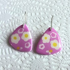 Polymer Clay Ohrringe. Handgefertigt. Modische.  Blumen.  lila weiß. 