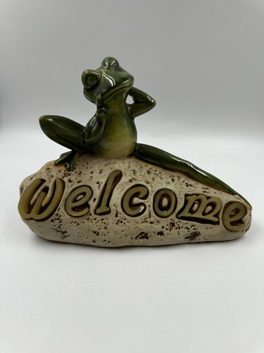 Kleiner frosch welcome - kleiner, figur