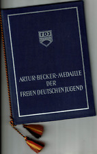 Urkunde mit Mappe zur