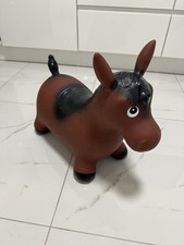 braun Hüpftier Pferd