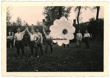 Orig. Foto Soldaten mit englische Beute Leuchtrakete am Fallschirm in Frankreich