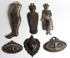 6 alte Votivgabe EX VOTO Silberblech Bein Augen Fatschenkind Frau Herz