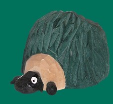 Schaf Gustel im Heuhaufen