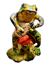 Kaltbemalter Frosch auf Pilz |