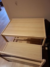 Kindertisch mit einer  Truhe-Sitzbank V. Geuther, stabiles Holz.