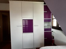 Großer Kleiderschrank mit Einzelbett weiß/lila