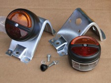 Universal Satz Rückleuchten + Halterungen auf Traktor Schlepper Kotflügel 