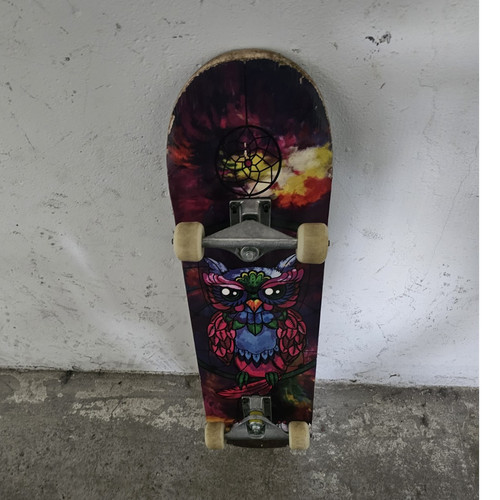 Snakeboard mit buntem
