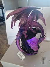 Drache auf Felsen, Fantasy