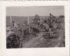 Foto - Soldaten auf der Rast mit Ausrüstung - 2.WK