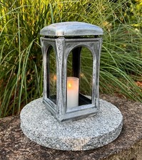 * Grablaterne  Sockel