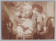 Familie beim Essen zu Tisch -