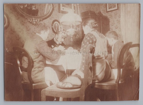 Familie beim essen tisch - zu,