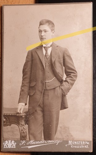 Stehender junge junger - stehender,
