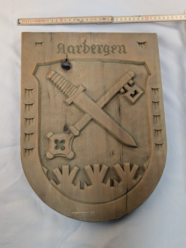 Handgeschnitzte holzwappen - handgeschnitzte,