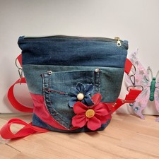 Crossbag aus recycelt Jeans in den farben Blau Rot mit Jeansblumen