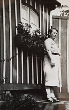 Frau steht vor einem