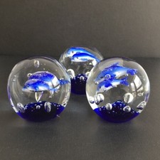 3 Stück Paperweight / Briefbeschwerer  Glas Kugel  Delfine dunkel blau  ca.7 cm